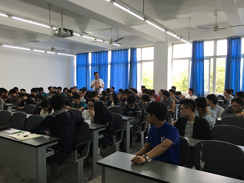刘益华向同学们提问