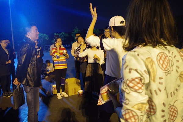 范书记与同学们交流