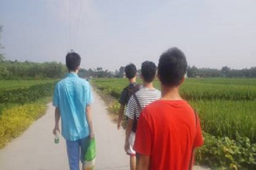 队员们赶路