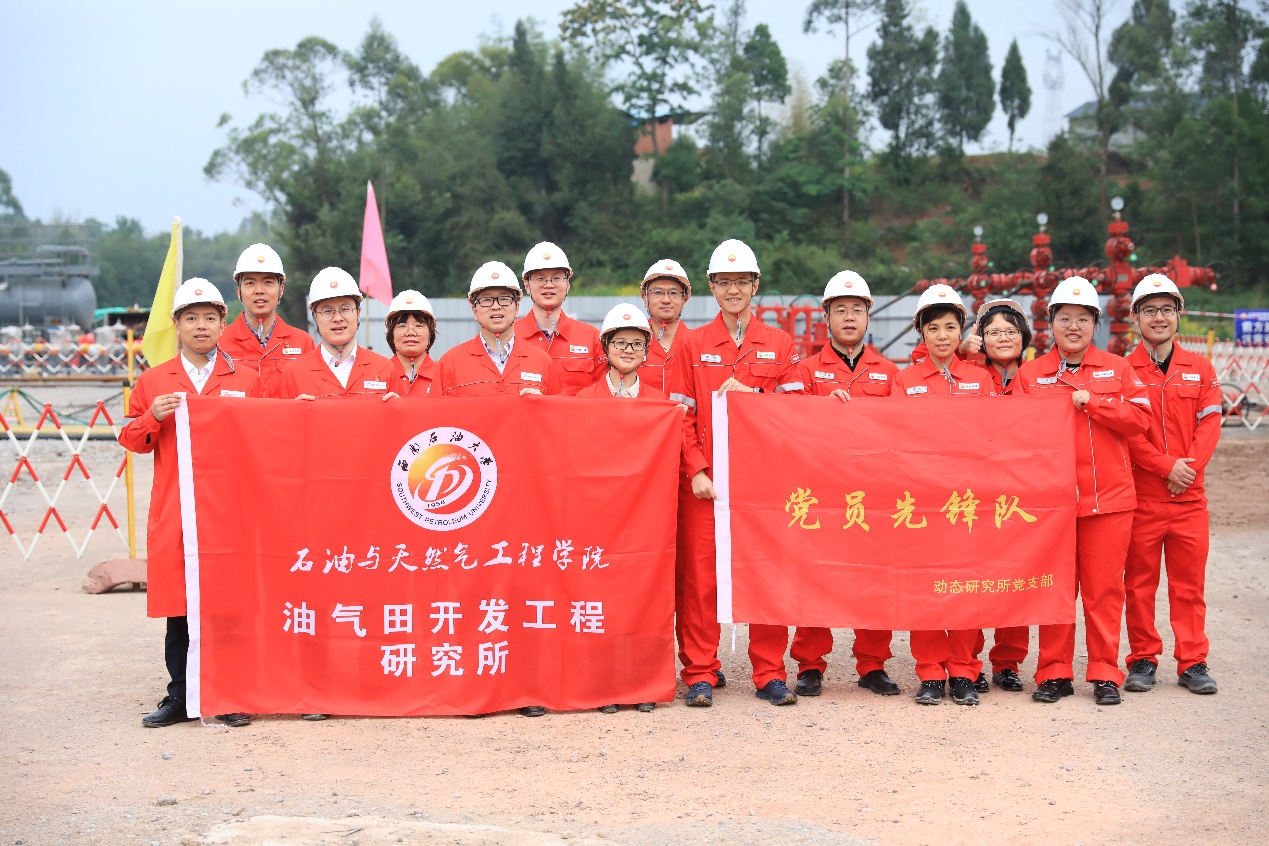 一群人站在一起合影中度可信度描述已自动生成 一群人站在一起合影中度可信度描述已自动生成