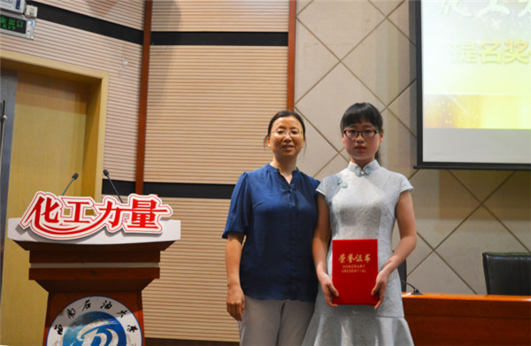 道德风尚类提名奖获得者张潇嫱与学院党委书记陈馥合影