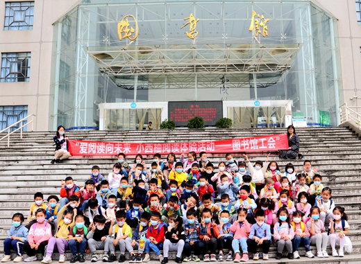 我与图书馆合个影.JPG