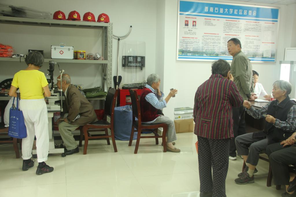图3.认真为居民复查眼睛