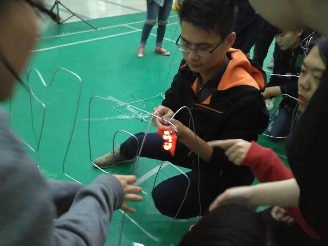 图为逃离钢丝阵