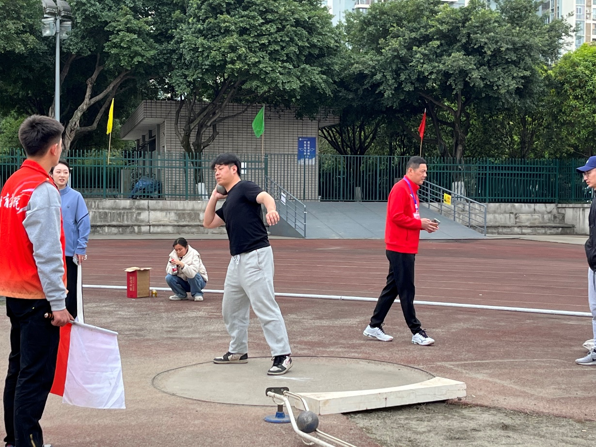 一群人在玩棒球描述已自动生成
