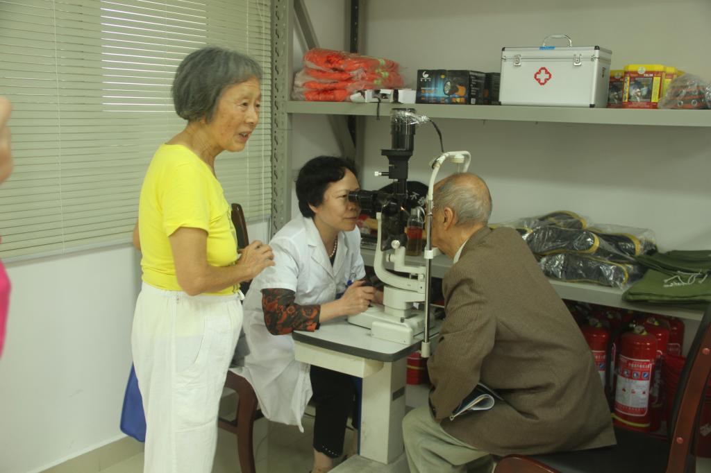 图4.热情服务每一位居民