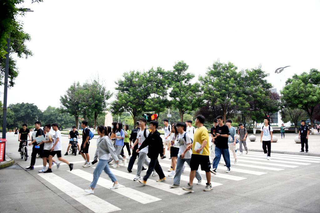 说明: https://zq.swpu.edu.cn:8443/_vsl/273F791AD7FAD64B31F3277DDC9BE7E1/6E82683F/1BF61