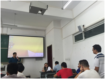 图一、答疑现场同学们踊跃提问