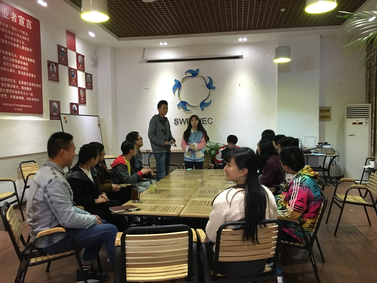 各俱乐部负责人做自我介绍