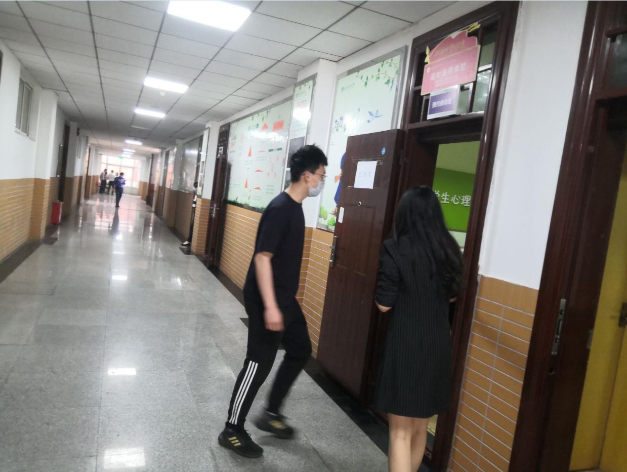 咨询学生在接待员引导下进入咨询室.jpg 咨询学生在接待员引导下进入咨询室.jpg