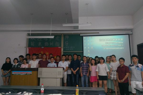 队员与李阳老师合影留念