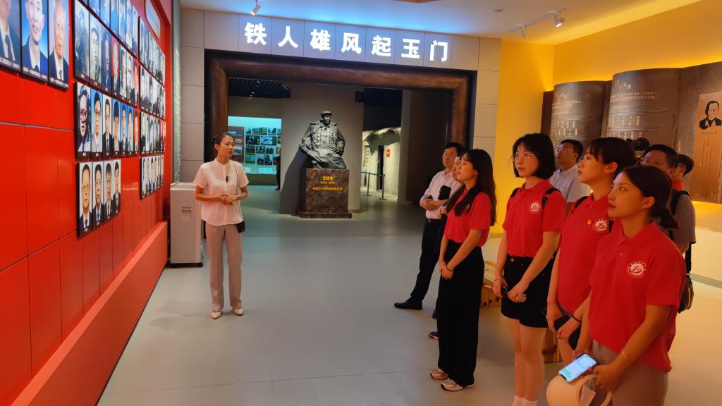 1参观玉门油田展览馆.jpg