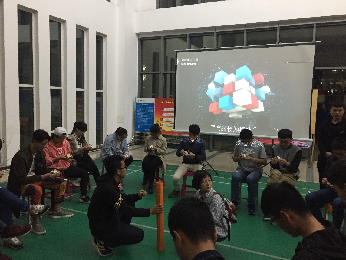 图为魔方竞速比赛