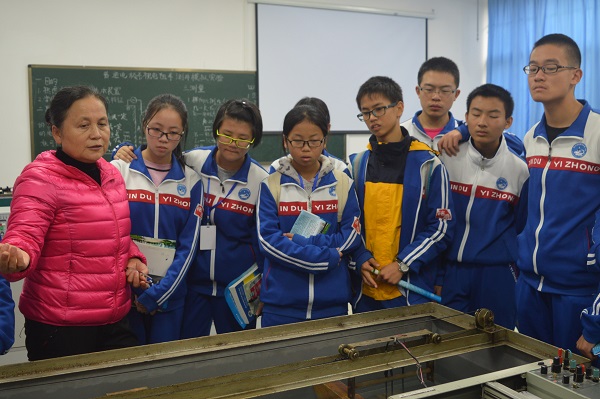 老师带领同学们参观实验室(二)