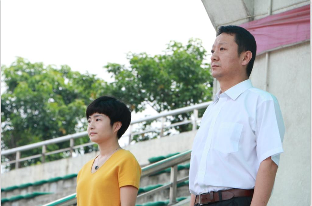 焦道利老师(右)、何姗老师(左)面向国旗行注目礼