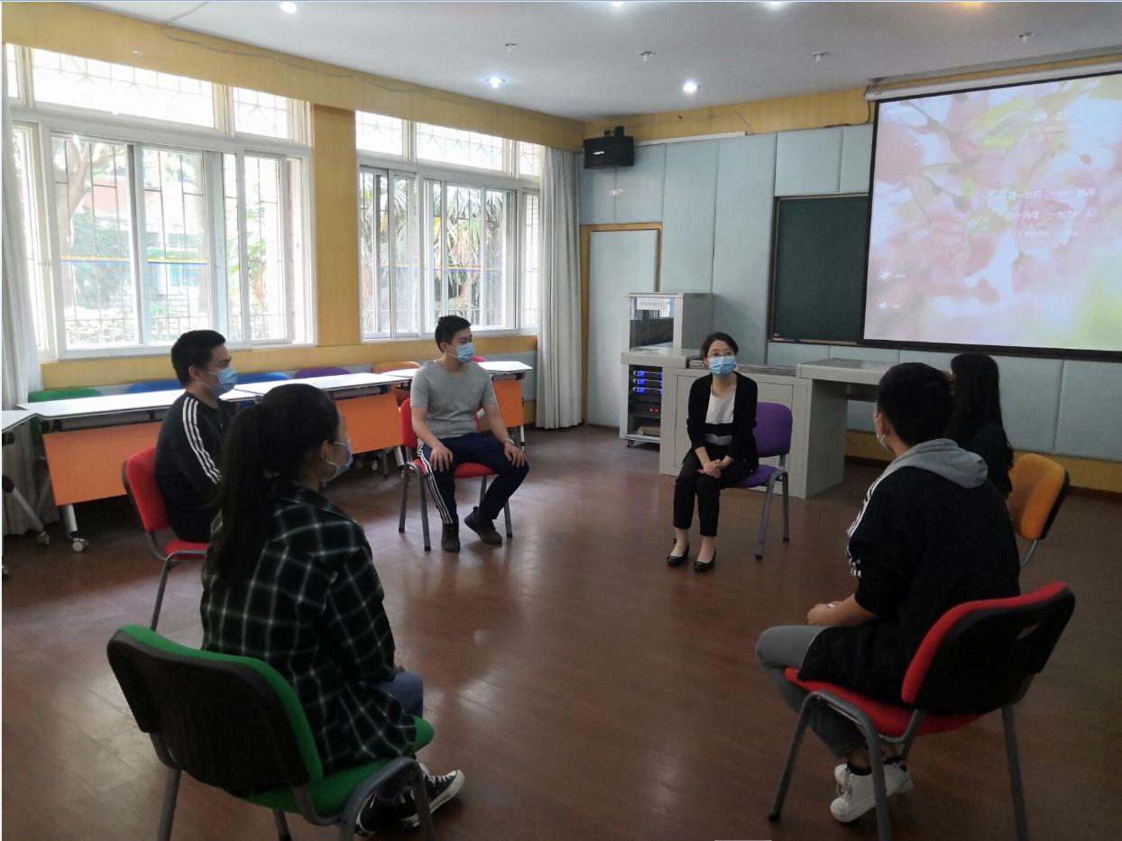 心理危机预后学生进行团体咨询.jpg 心理危机预后学生进行团体咨询.jpg