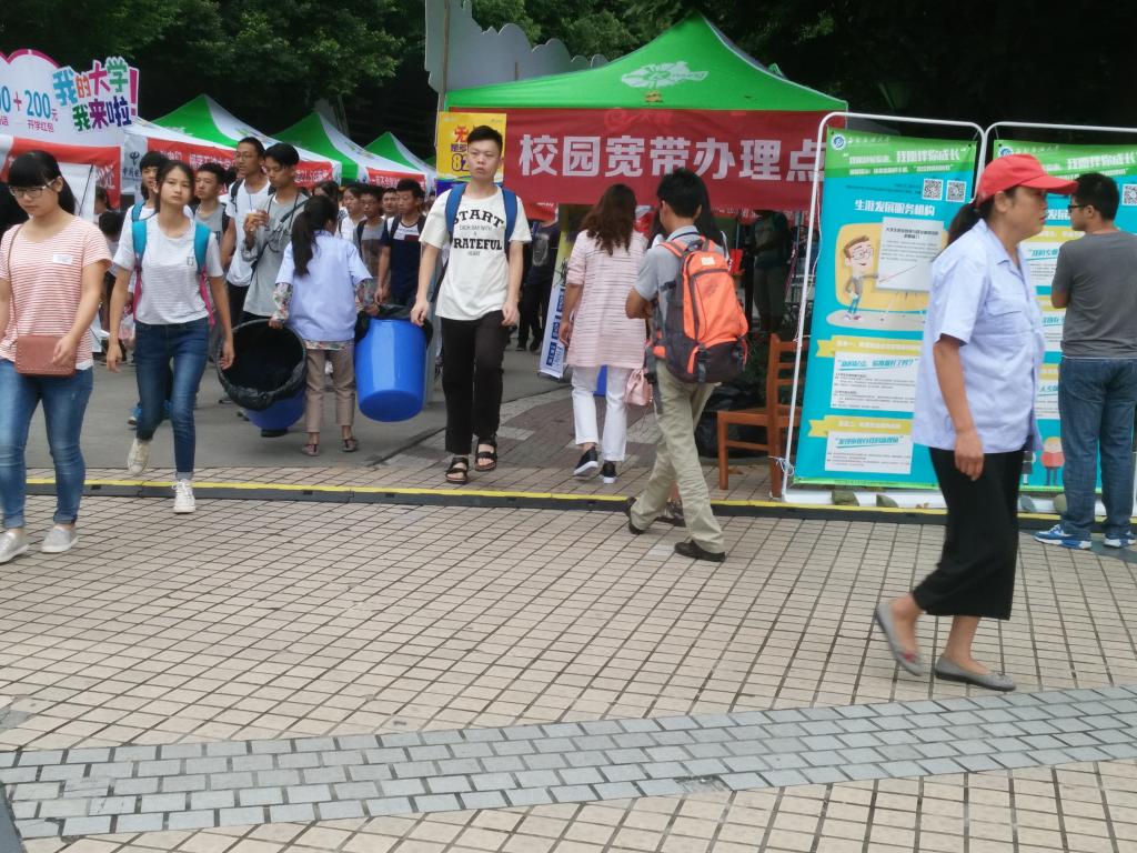 喜乐扬起新生到,迎新场面多热闹,环卫工人不怯场,为校营造好形象!