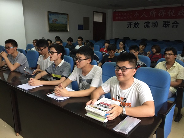 同学认真聆听