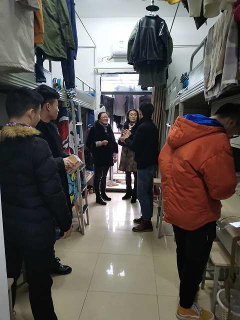 参观双创中心学生公寓宿舍场景.jpg 参观双创中心学生公寓宿舍场景.jpg