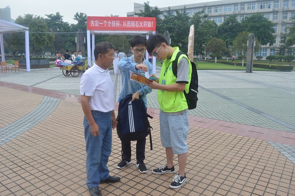 清晨时分,地科院志愿者们早早开始了迎新。