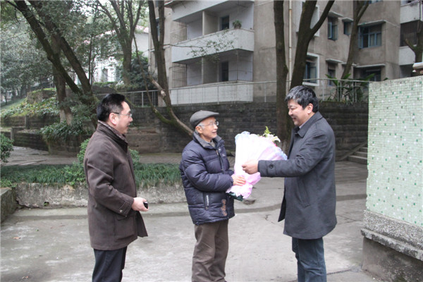 慰问老教师李荣韩