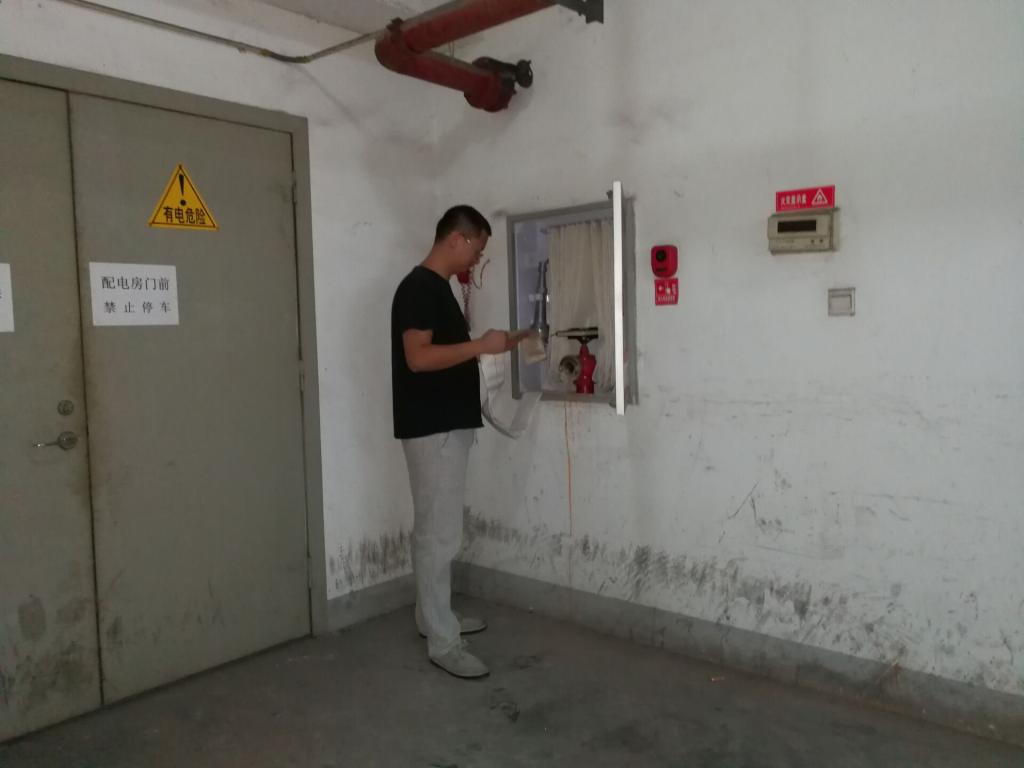 工作人员对室内消防设施进行检查