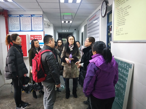 参观学生公寓一号楼场景.jpg 参观学生公寓一号楼场景.jpg
