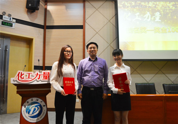 优秀团队类提名奖获得者化学工程与工艺2014级1班(左)及
获奖者绿舟协会(右)与学院院长叶仲斌合影
