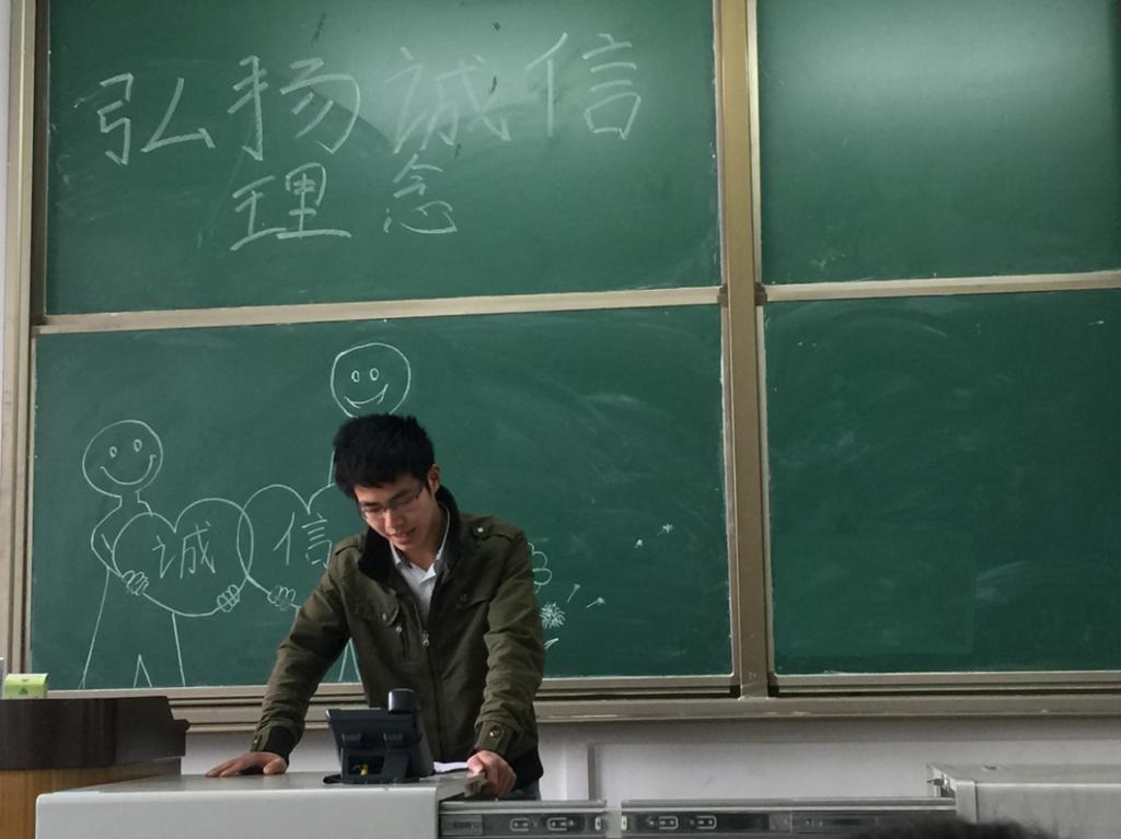 参赛选手咏诵《诚信之歌》