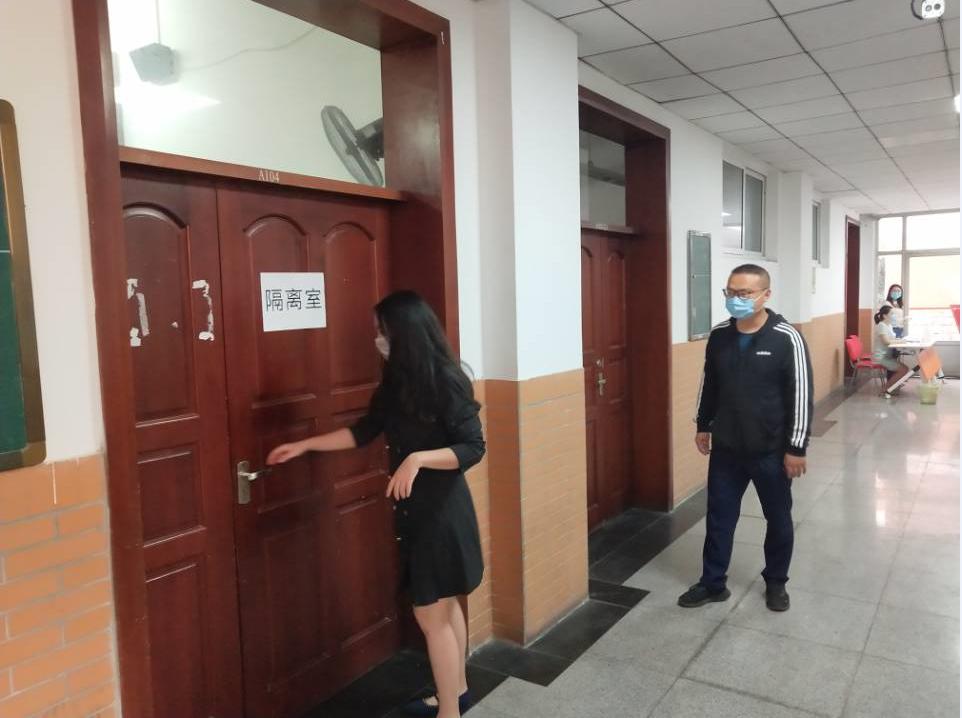 体温异常学生进入隔离室留观.jpg 体温异常学生进入隔离室留观.jpg