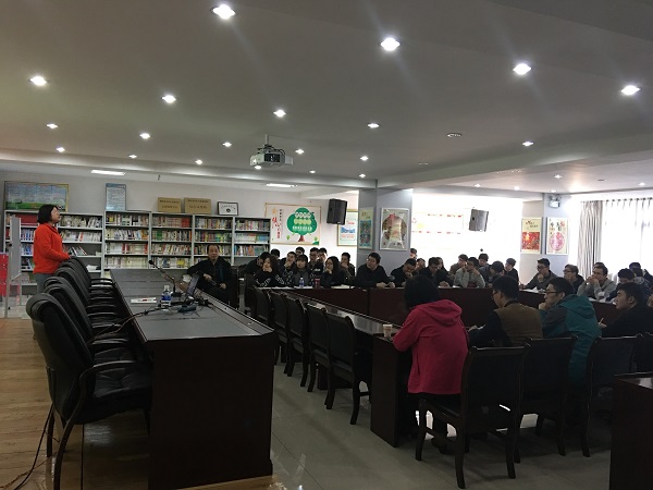 朱老师讲解实习区地质概况等知识