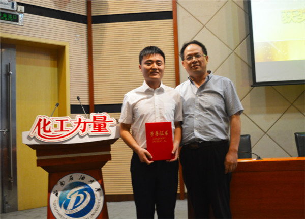 学术科技提名奖获得者张鑫与学院教授委员会主任诸林合影