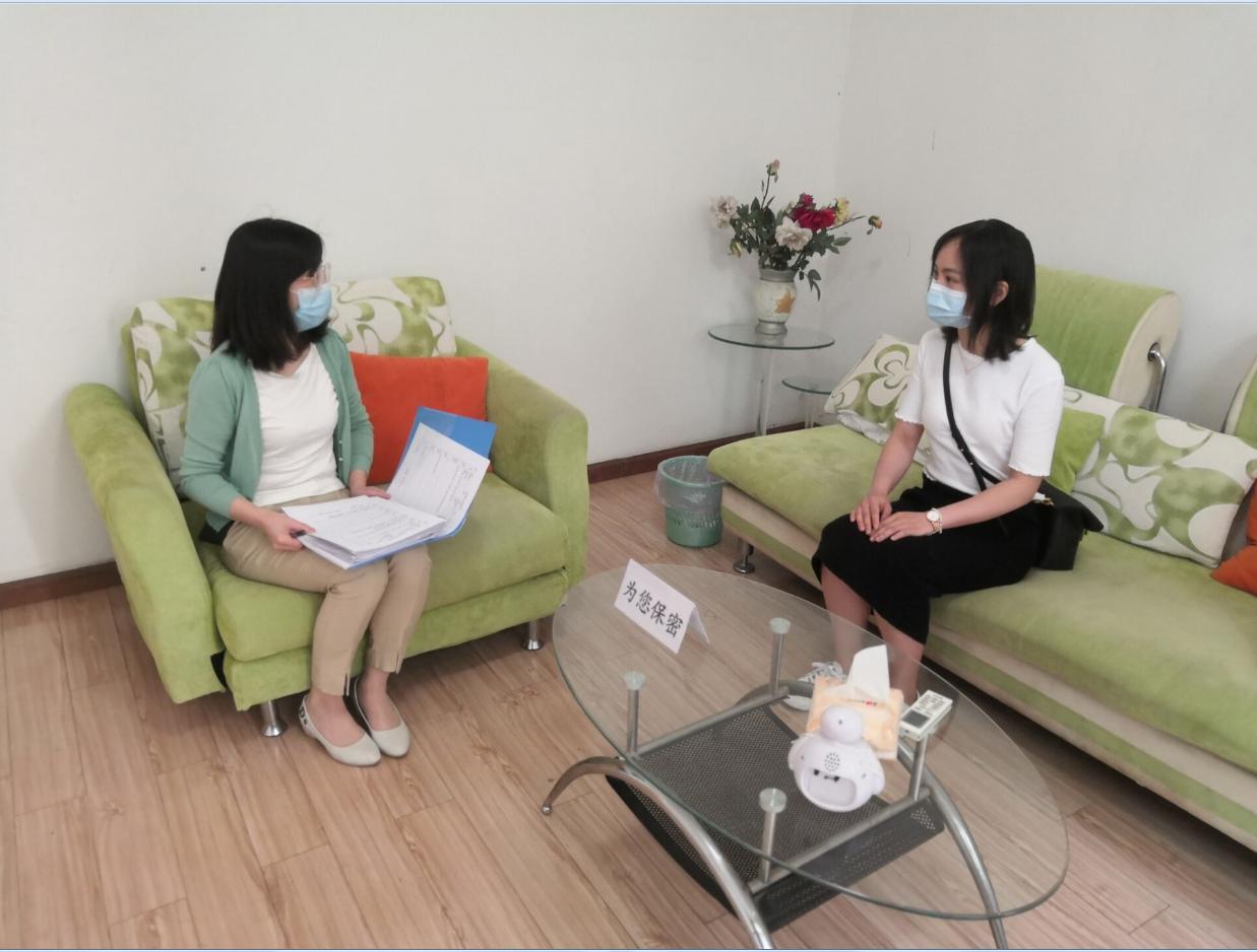 咨询学生进行咨询.jpg 咨询学生进行咨询.jpg