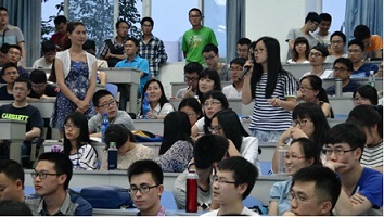 图三:研究生积极参与,提问