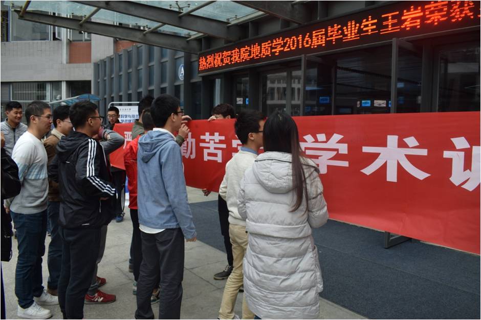 同学们积极参加签名活动