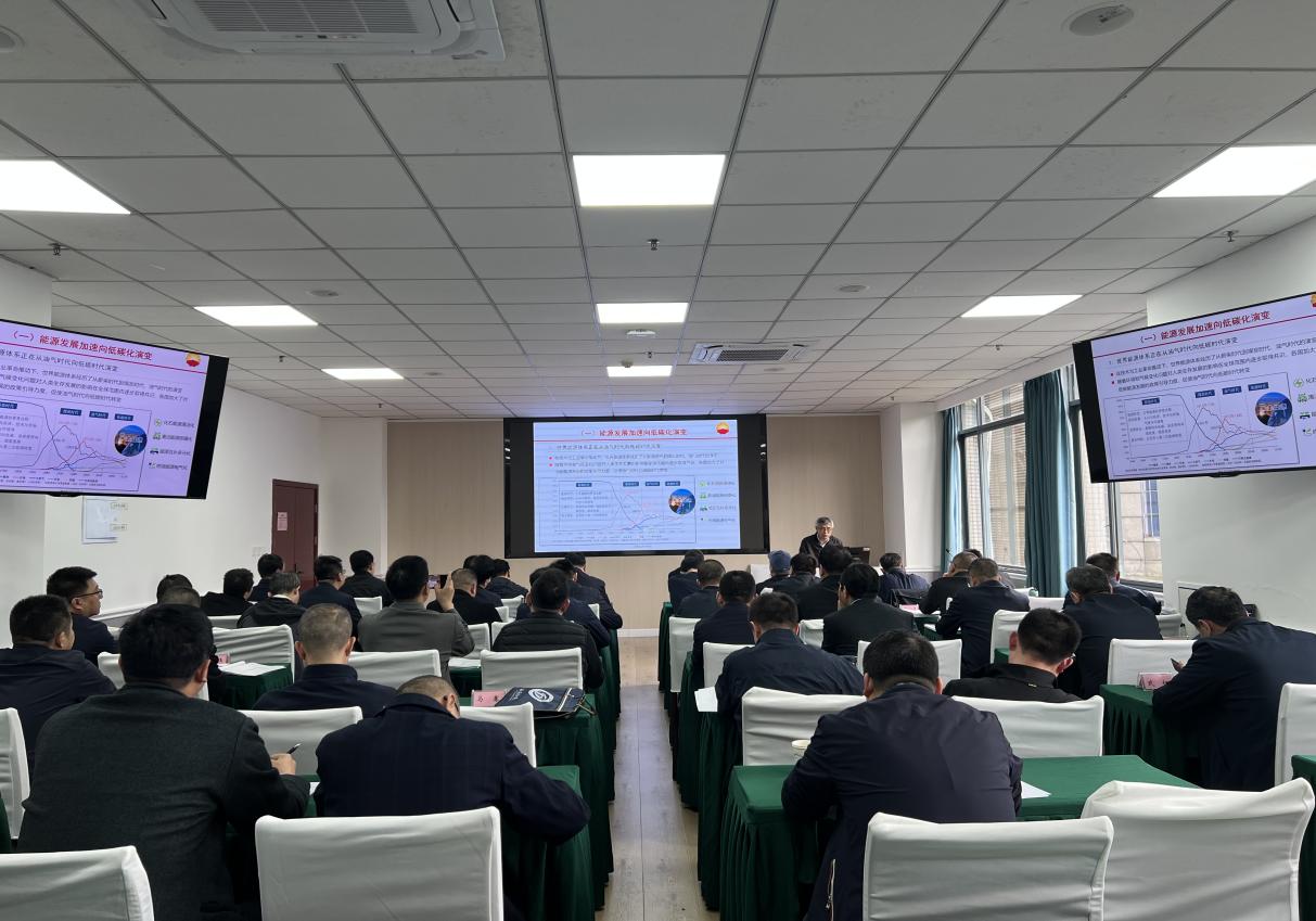 中石油发展计划部副总经济师朱兴珊为学员授课 中石油发展计划部副总经济师朱兴珊为学员授课