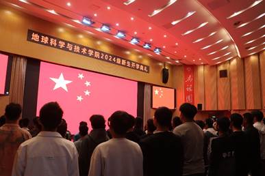 一群人在台上演讲描述已自动生成 一群人在台上演讲描述已自动生成