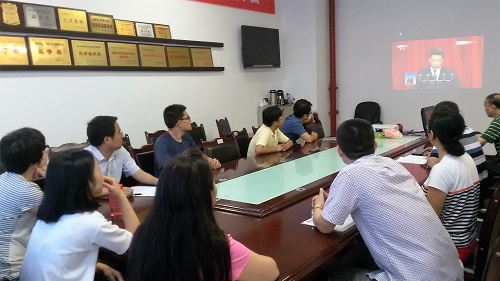 院领导及老师收看庆祝大会