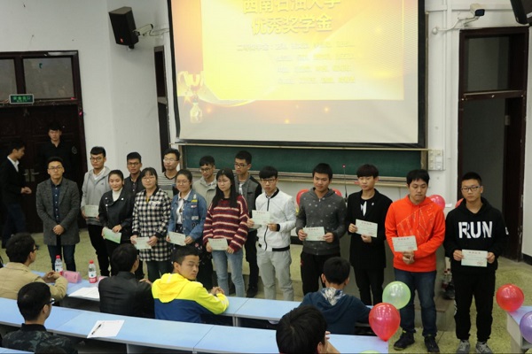 欧阳老师为获奖同学颁奖