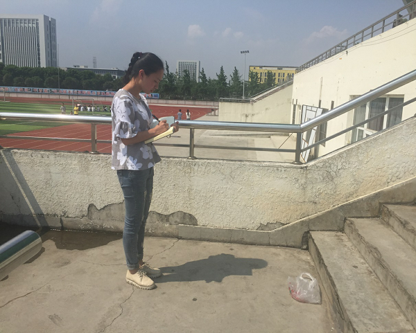 青志协部长做记录