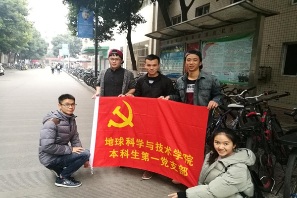 成员们合影