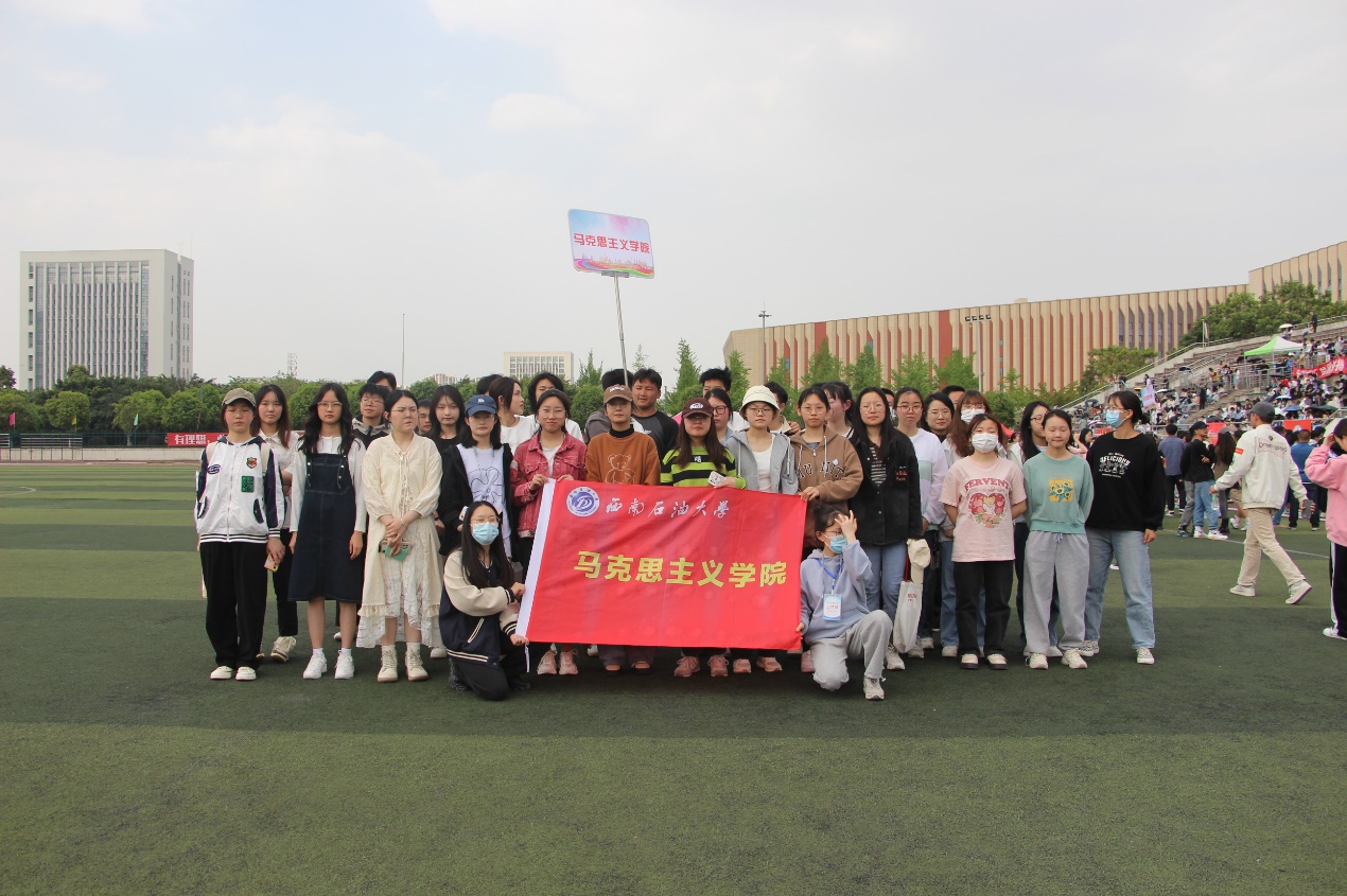 一群人站在草地上描述已自动生成