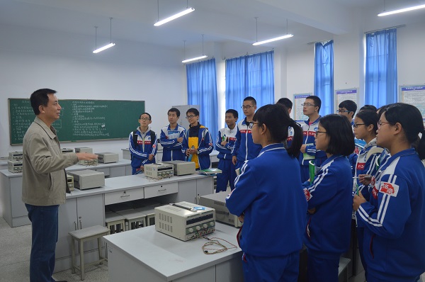 老师带领同学们参观实验室(一)