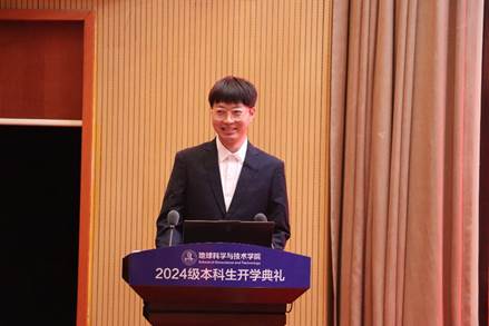 穿着西装笔挺的男子正在演讲描述已自动生成 穿着西装笔挺的男子正在演讲描述已自动生成