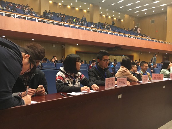 会议开始前的签到工作