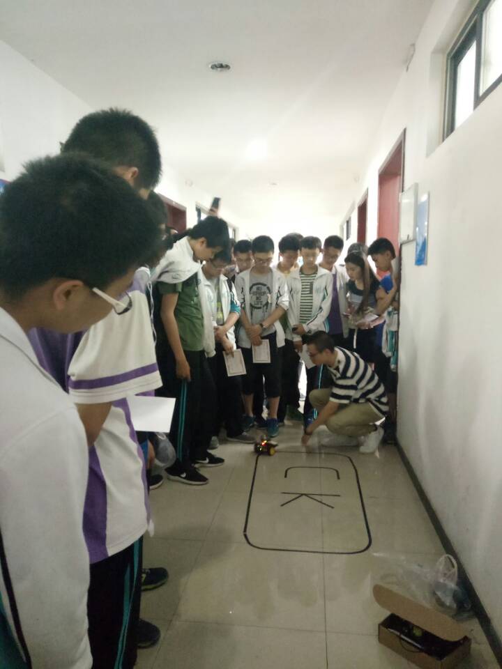 校园开放日给中学生演示智能小车