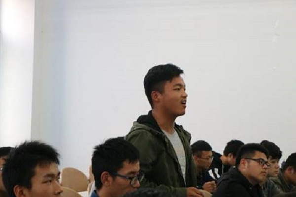 同学在问答环节回答问题