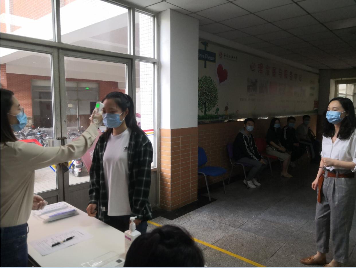 咨询学生测试体温.jpg 咨询学生测试体温.jpg