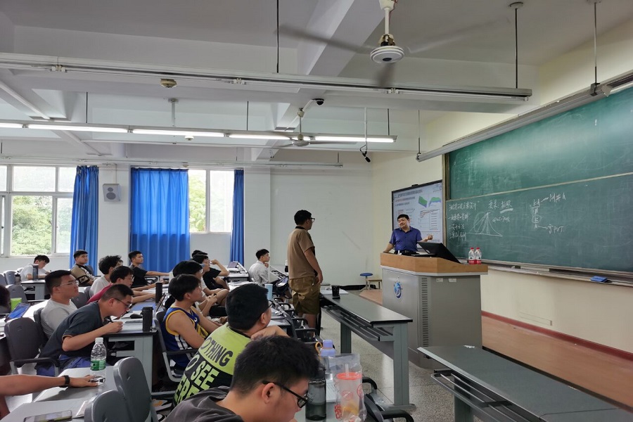 会议室里的人们已生成高可信度的说明