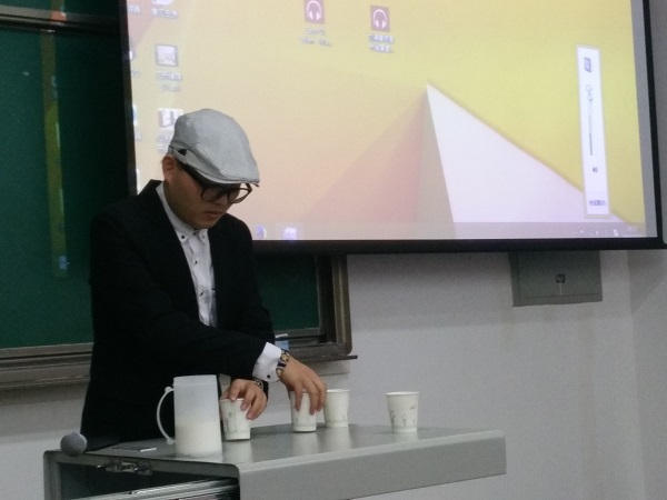 宾谦魔术协会带来的魔术表演